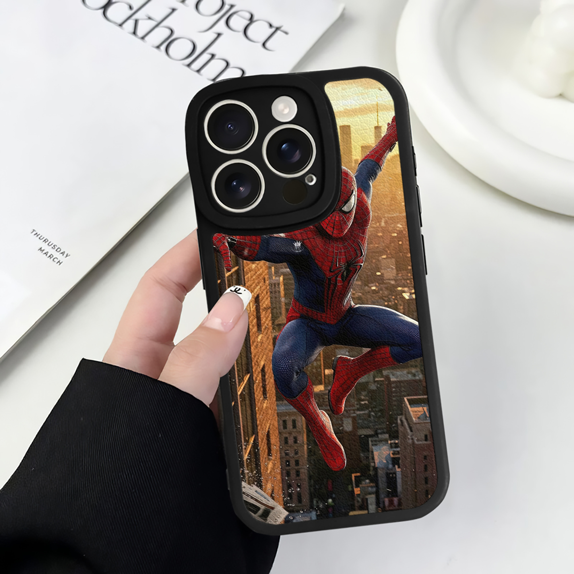（画像用） Spider Man スパイダーマン 【iPhone 16シリーズ対応】シリコンスマホケース（レザー調） 材質：シリコン